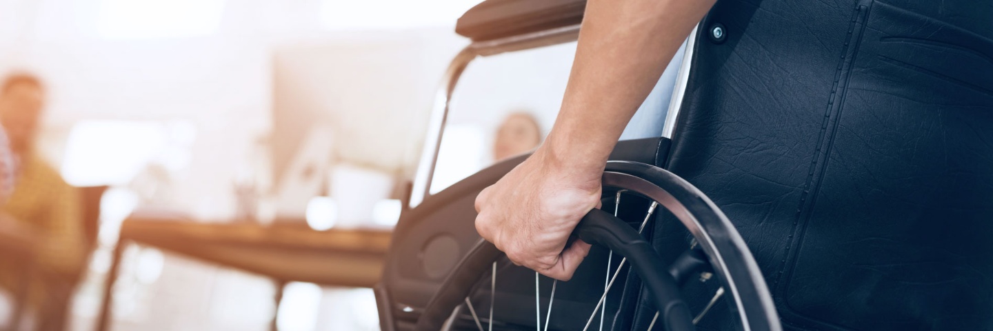 Patient nach Verletzung im Rollstuhl – Assistanceleistungen – Deutsche Assistance