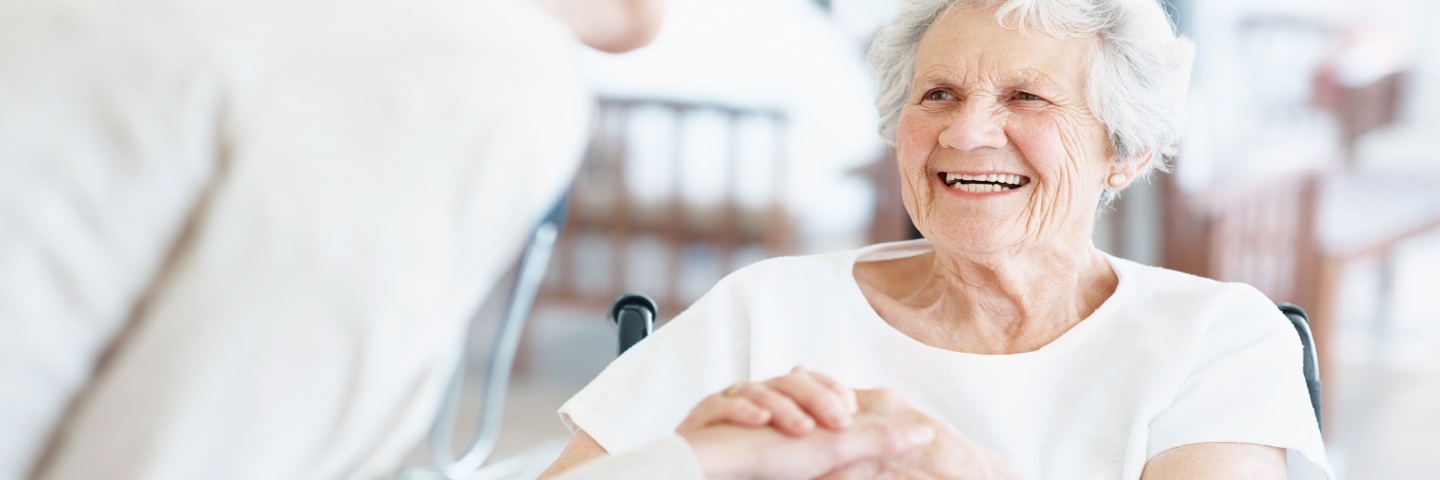 Pflegeunterstützung einer einer älteren Patientin – Reha-Leistungen – Deutsche Assistance