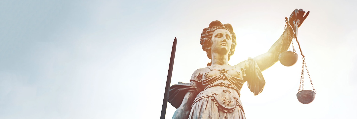 Justitia mit Waage – Rechtsdienstleistungen – Deutsche Assistance