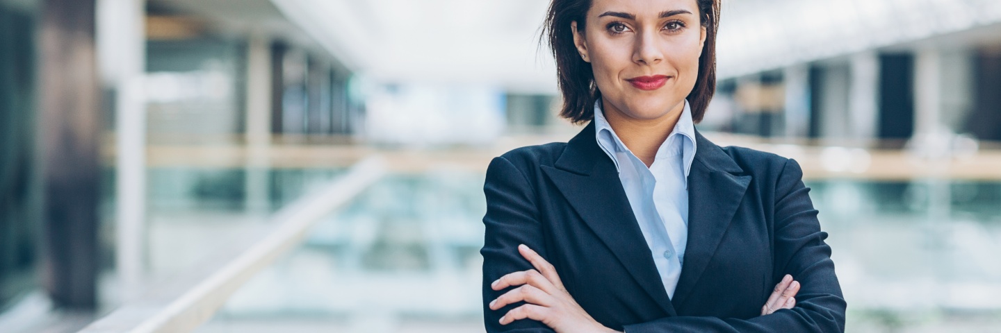 Business-Frau im Anzug mit verschränkten Armen. 