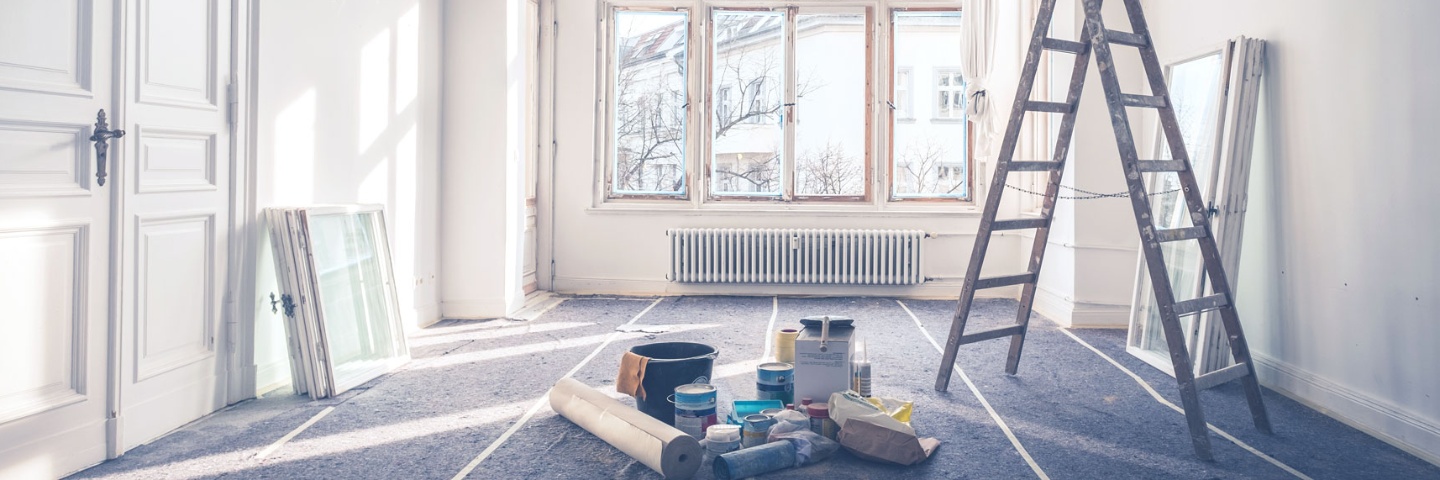 Leeres Zimmer, vorbereitet für Renovierung – Mehrwertleistungen – Deutsche Assistance