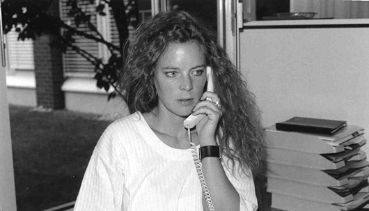 1992: Assistance-Mitarbeiterin im Telefonat – Deutsche Assistance 