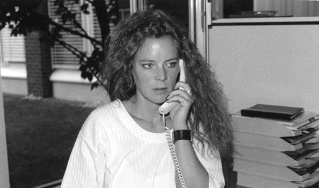 1992: Assistance-Mitarbeiterin im Telefonat – Deutsche Assistance 
