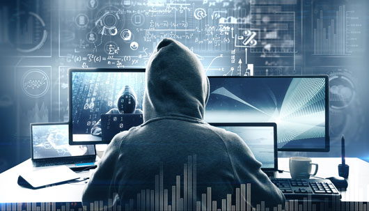 Cybercrime: Hacker am Computer  – Deutsche Assistance