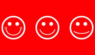 drei weiße Smilies auf rotem Grund – Deutsche Assistance 