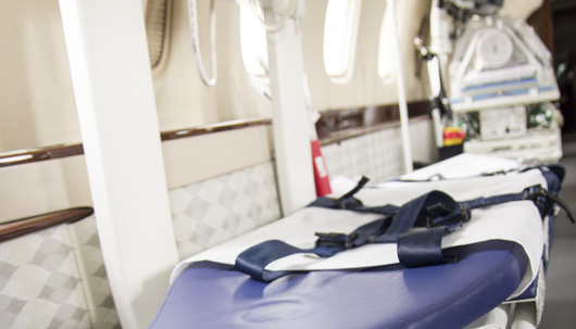 Transportliege im Ambulanzflieger – Deutsche Assistance