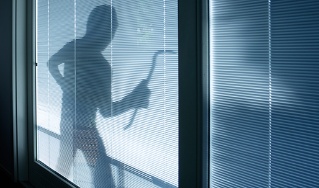 Silhouette eines Einbrechers mit Werkzeug  – Deutsche Assistance 
