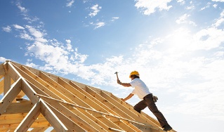 Dachdecker beim Bau eines Dachstuhls  – Deutsche Assistance 