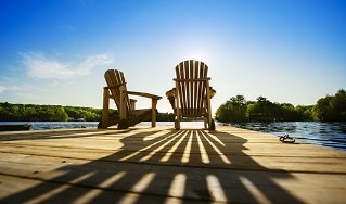 Liegestühle am See – Deutsche Assistance 