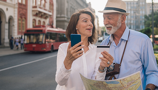 Quelle: iStock, ©RgStudio Ehepaar beim Shopping im Urlaub mit Kreditkarte – Deutsche Assistance
