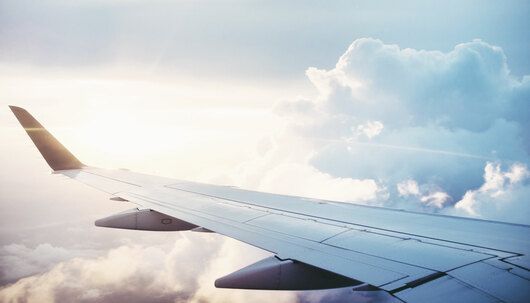 Flugzeugflügel über den Wolken – Deutsche Assistance