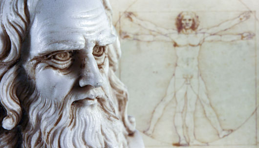 Marmorkopf von Leonardo da Vinci mit vitruvianischem Menschen im Hintergrund  – Deutsche Assistance