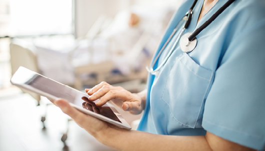 Medizinisches Personal mit iPad  – Deutsche Assistance