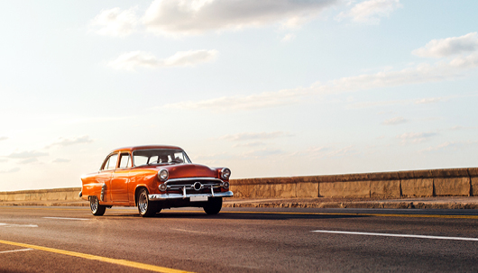 amerikanischer Oldtimer auf der Straße  – Deutsche Assistance